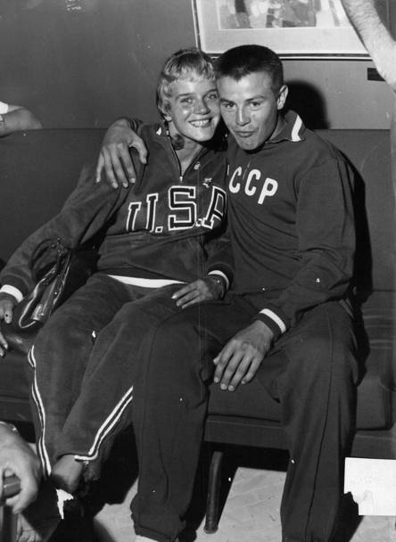 Nel Villaggio olimpico nascono amori che superano le barriere politiche: una bella amicizia fra la ginnasta statunitense Doris Fuchs e il pugile sovietico Boris Nikorov